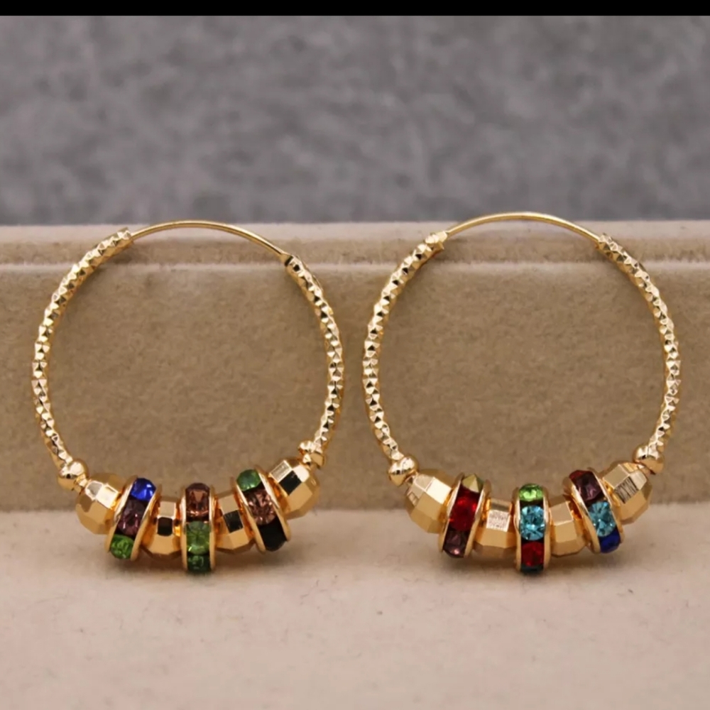 EARRING    WITH DESIGN, AND WHEELS PENDANT OF COLORED GLASS.